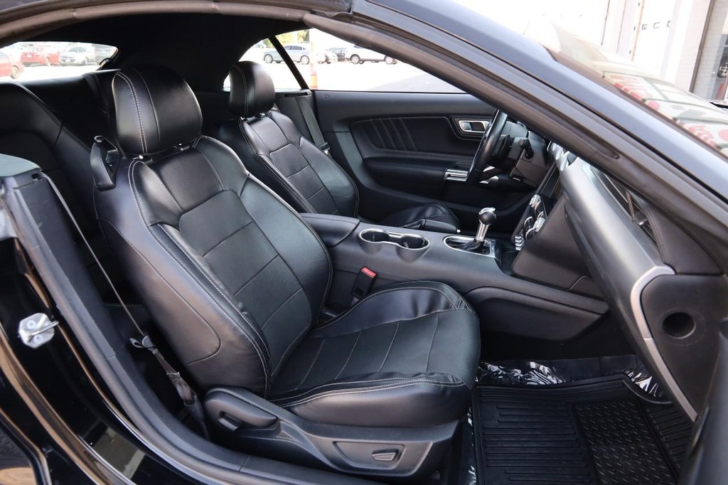 Ford Mustang Vehicle Full-screen Gallery Image 26