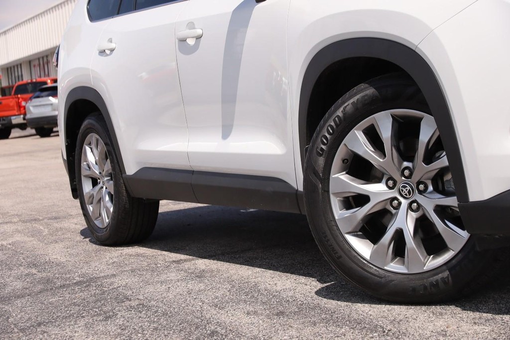 Toyota Grand Highlander Vehicle Full-screen Gallery Image 3