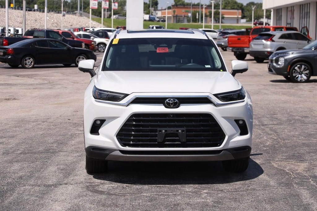 Toyota Grand Highlander Vehicle Full-screen Gallery Image 4