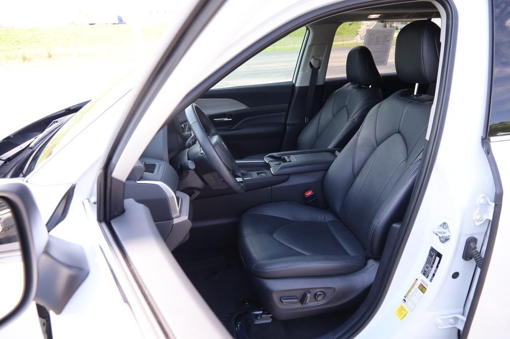 Toyota Grand Highlander Vehicle Full-screen Gallery Image 10
