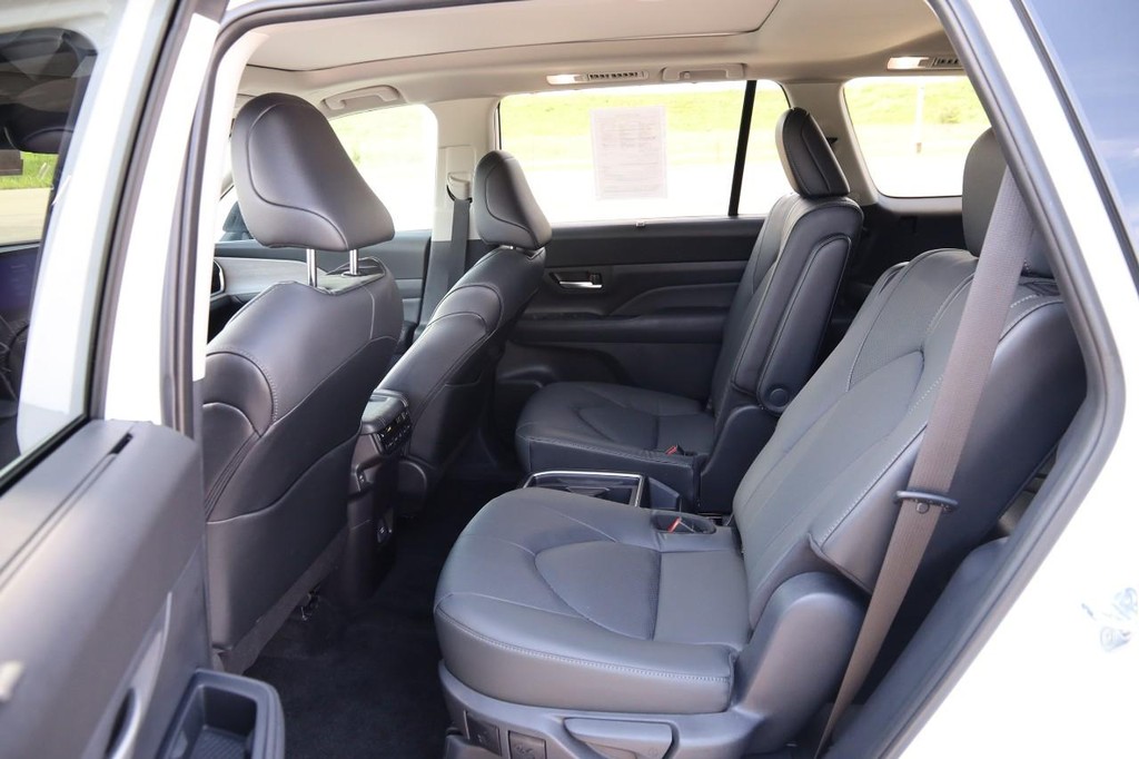 Toyota Grand Highlander Vehicle Full-screen Gallery Image 12