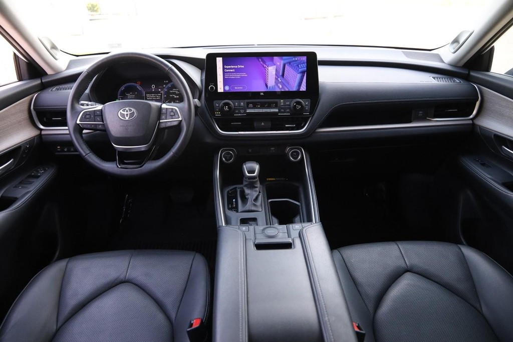 Toyota Grand Highlander Vehicle Full-screen Gallery Image 24