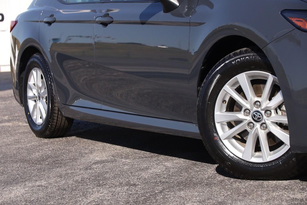 Toyota Camry Vehicle Full-screen Gallery Image 3