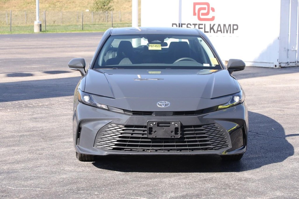 Toyota Camry Vehicle Full-screen Gallery Image 4