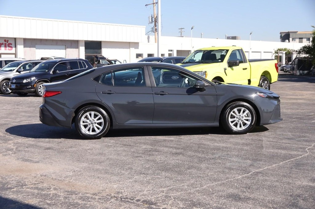 Toyota Camry Vehicle Full-screen Gallery Image 5