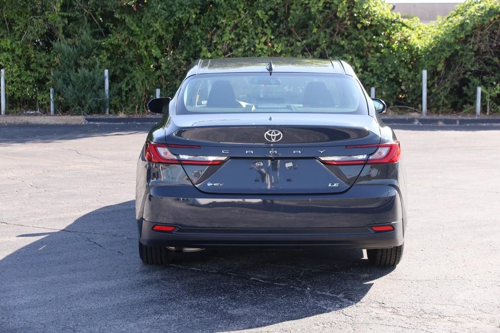 Toyota Camry Vehicle Full-screen Gallery Image 6