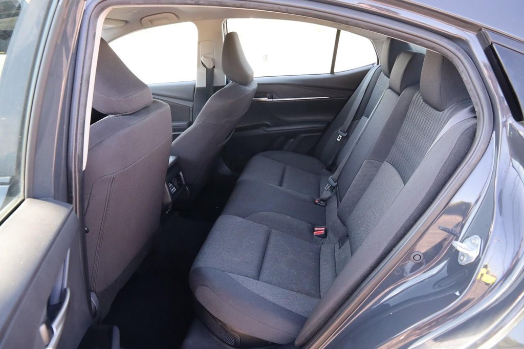 Toyota Camry Vehicle Full-screen Gallery Image 9