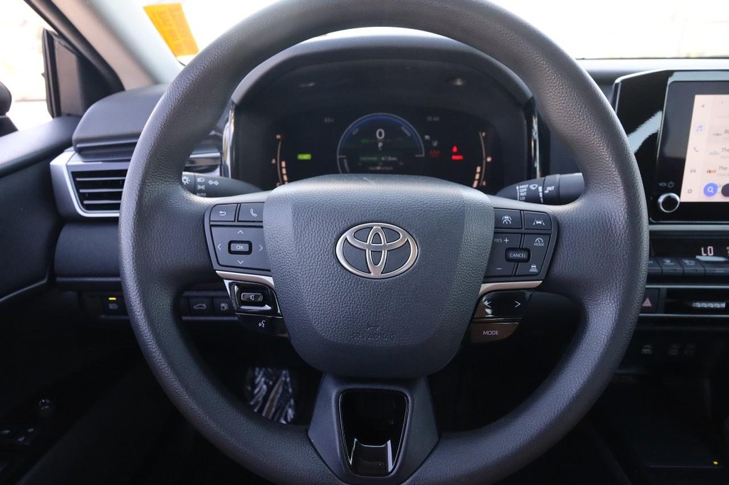 Toyota Camry Vehicle Full-screen Gallery Image 10