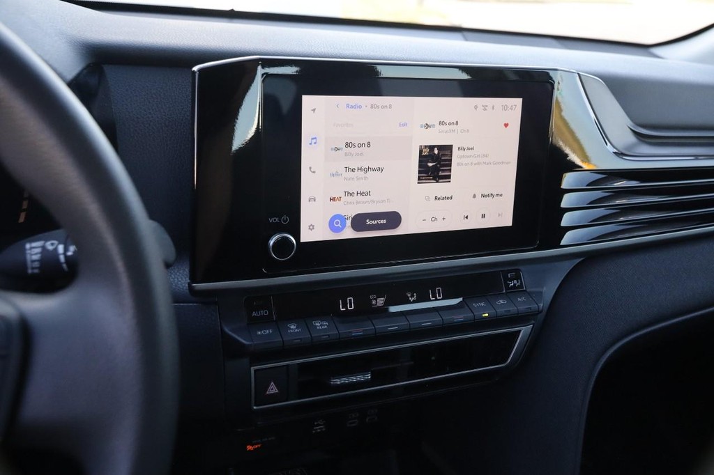 Toyota Camry Vehicle Full-screen Gallery Image 15