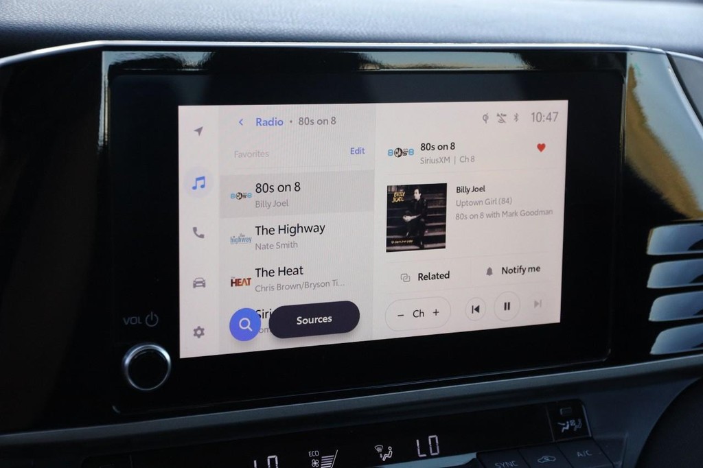 Toyota Camry Vehicle Full-screen Gallery Image 16