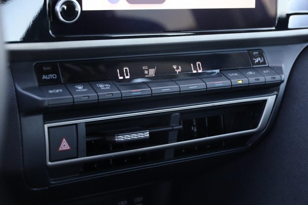 Toyota Camry Vehicle Full-screen Gallery Image 18