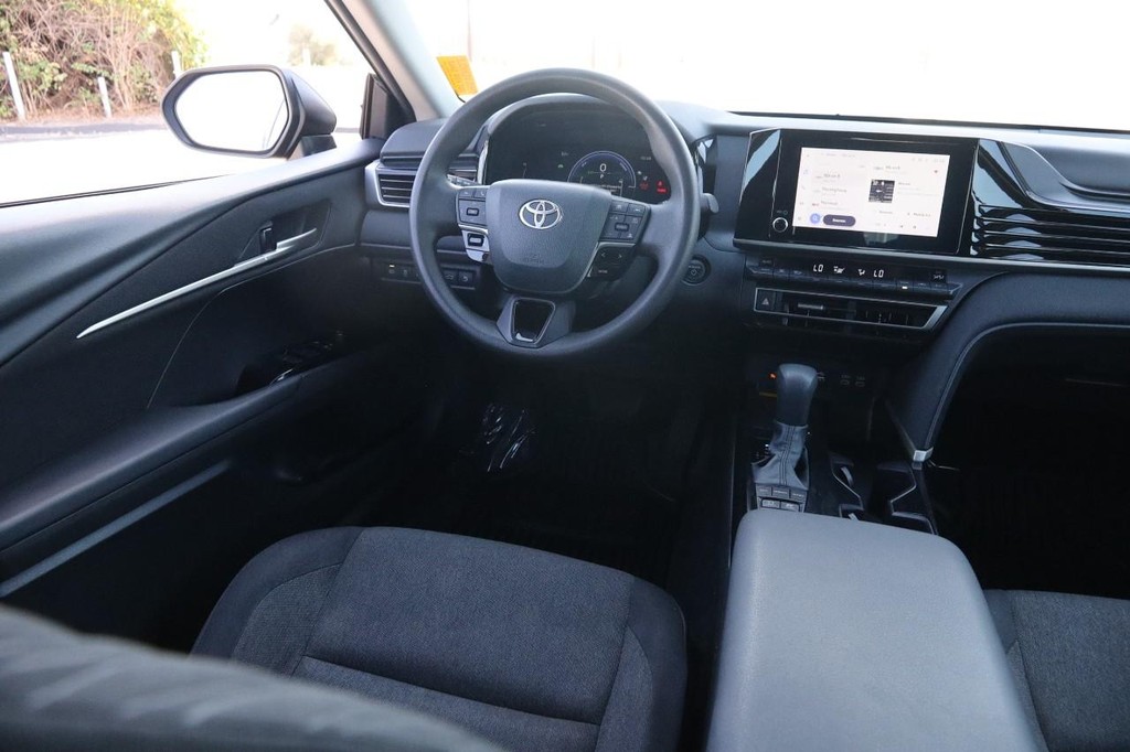 Toyota Camry Vehicle Full-screen Gallery Image 23