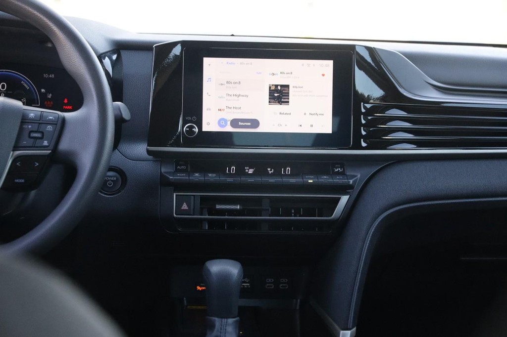 Toyota Camry Vehicle Full-screen Gallery Image 25