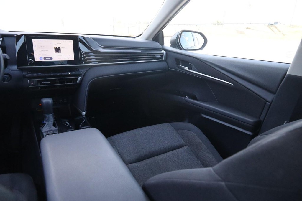 Toyota Camry Vehicle Full-screen Gallery Image 26