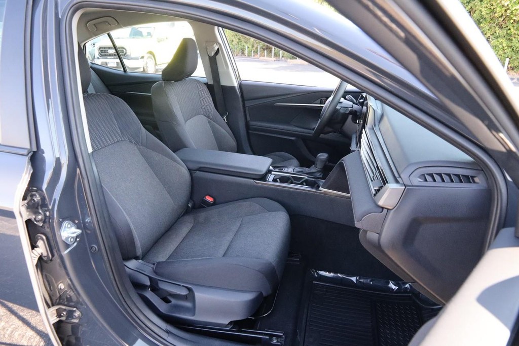Toyota Camry Vehicle Full-screen Gallery Image 27