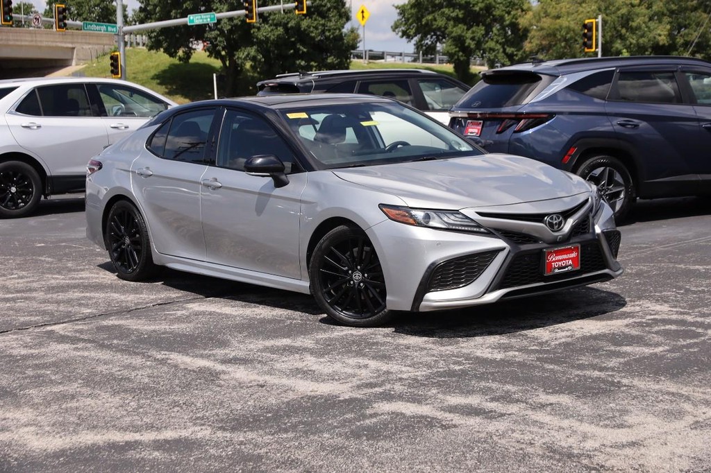Toyota Camry Vehicle Full-screen Gallery Image 2