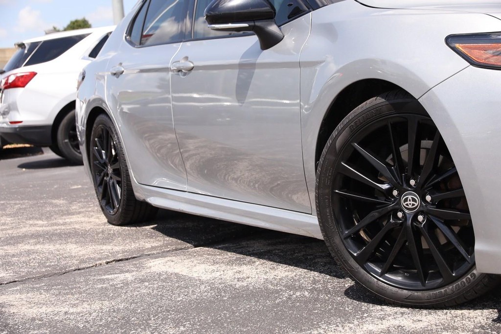 Toyota Camry Vehicle Full-screen Gallery Image 3