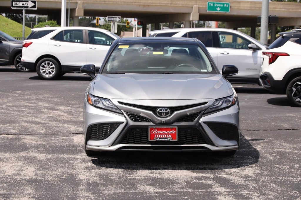 Toyota Camry Vehicle Full-screen Gallery Image 4