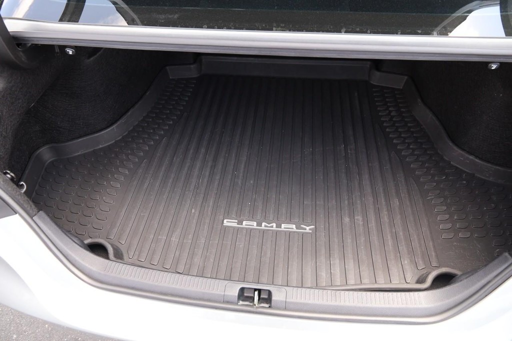 Toyota Camry Vehicle Full-screen Gallery Image 7