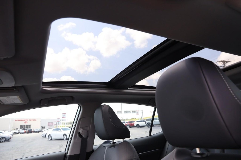 Toyota Camry Vehicle Full-screen Gallery Image 8