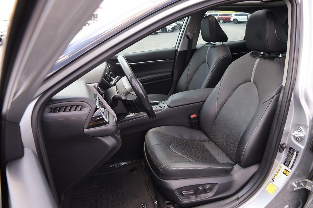 Toyota Camry Vehicle Full-screen Gallery Image 9