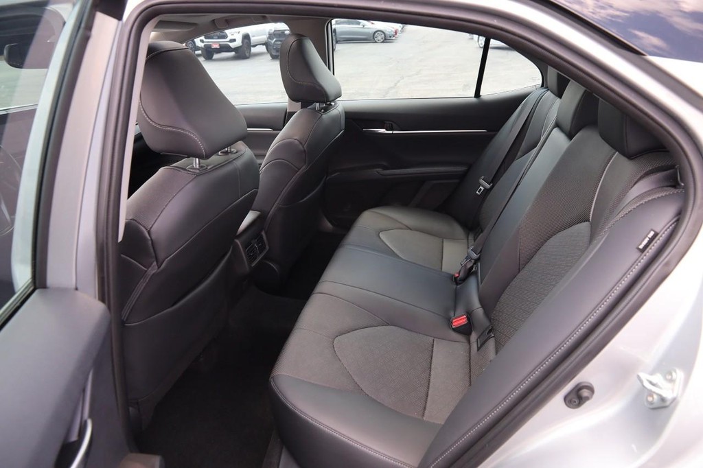 Toyota Camry Vehicle Full-screen Gallery Image 10