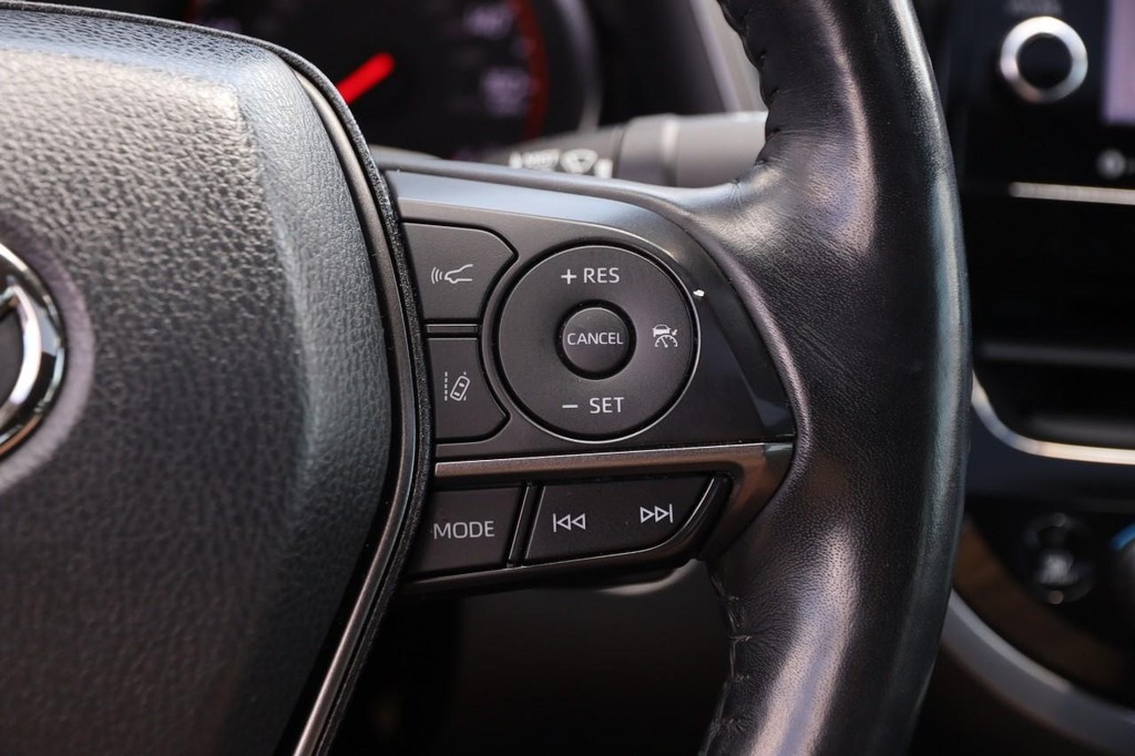 Toyota Camry Vehicle Full-screen Gallery Image 13