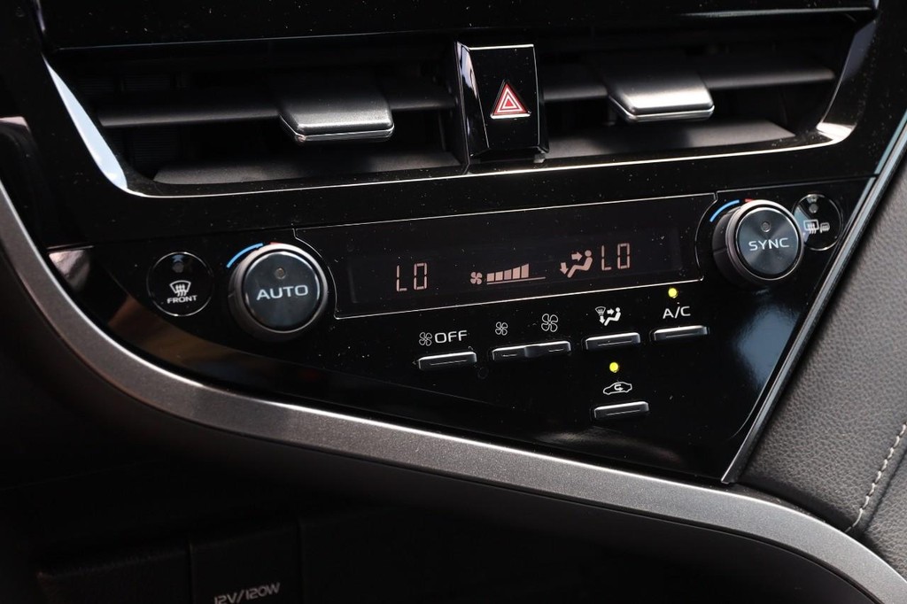 Toyota Camry Vehicle Full-screen Gallery Image 19