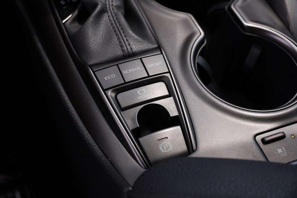 Toyota Camry Vehicle Full-screen Gallery Image 20