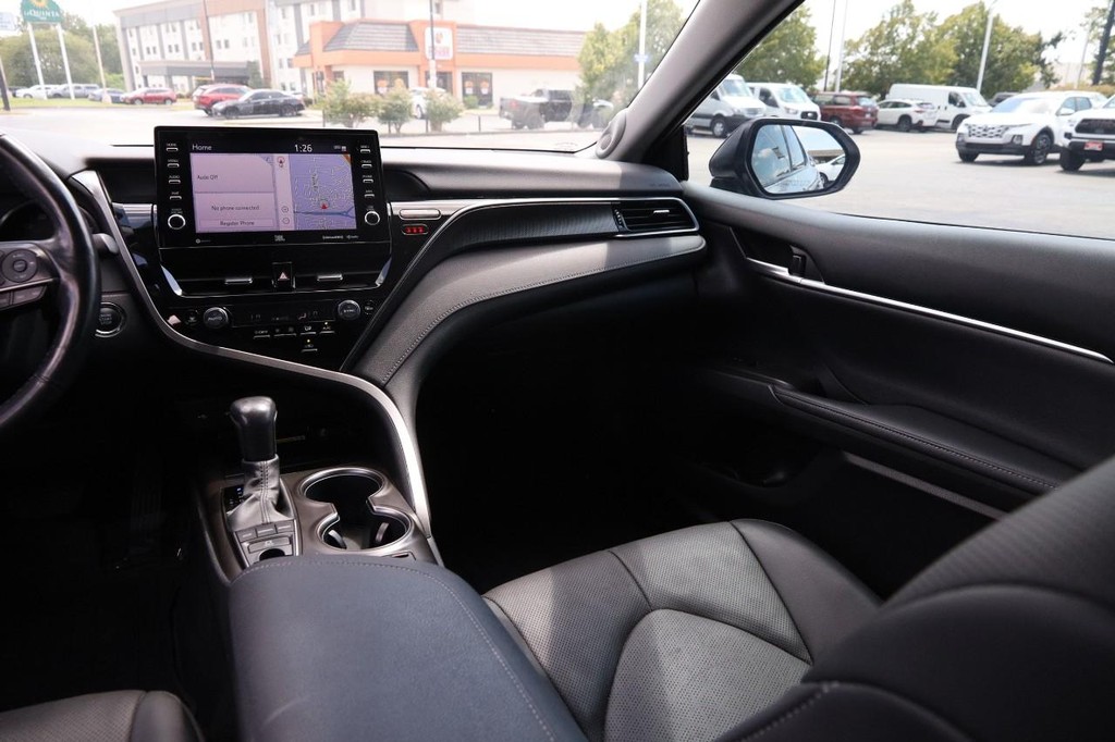 Toyota Camry Vehicle Full-screen Gallery Image 28