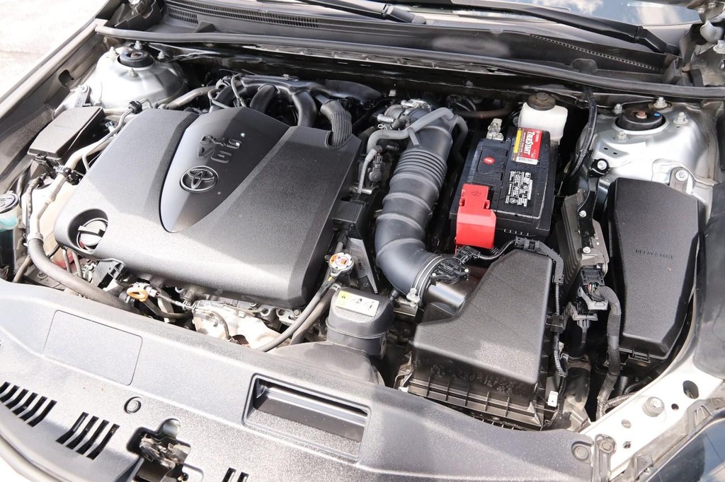 Toyota Camry Vehicle Full-screen Gallery Image 30