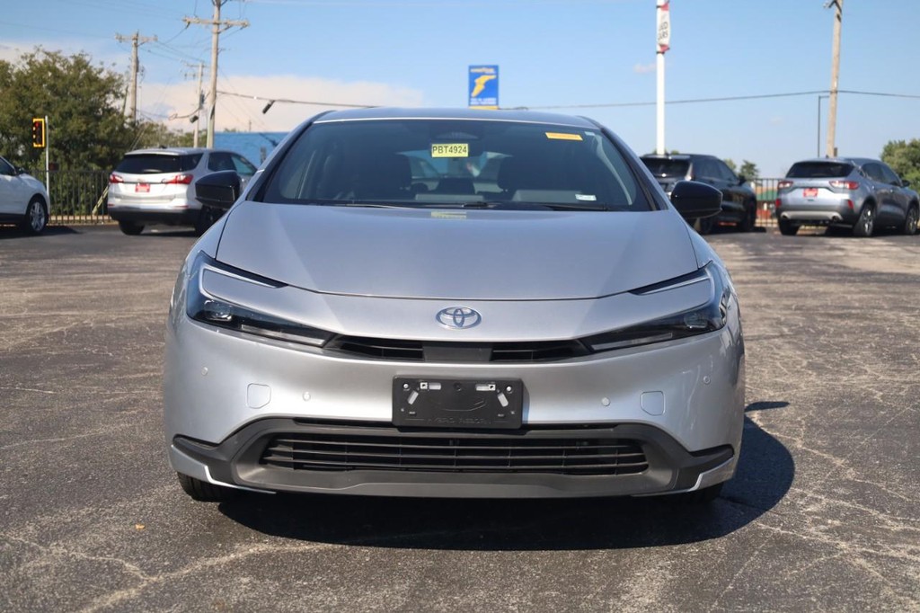 Toyota Prius Vehicle Full-screen Gallery Image 3