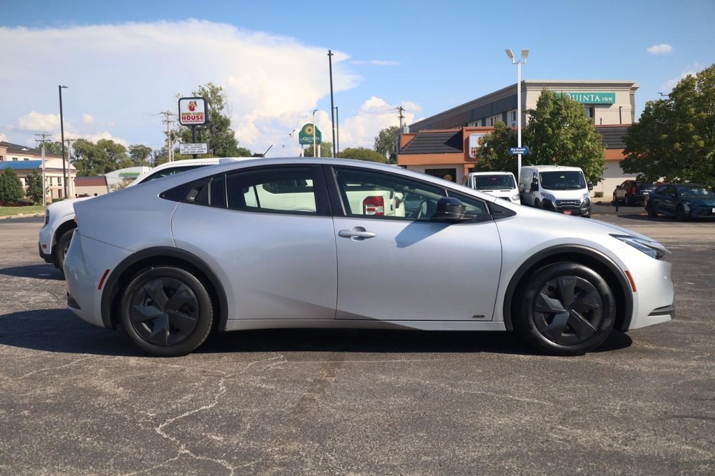 Toyota Prius Vehicle Full-screen Gallery Image 4