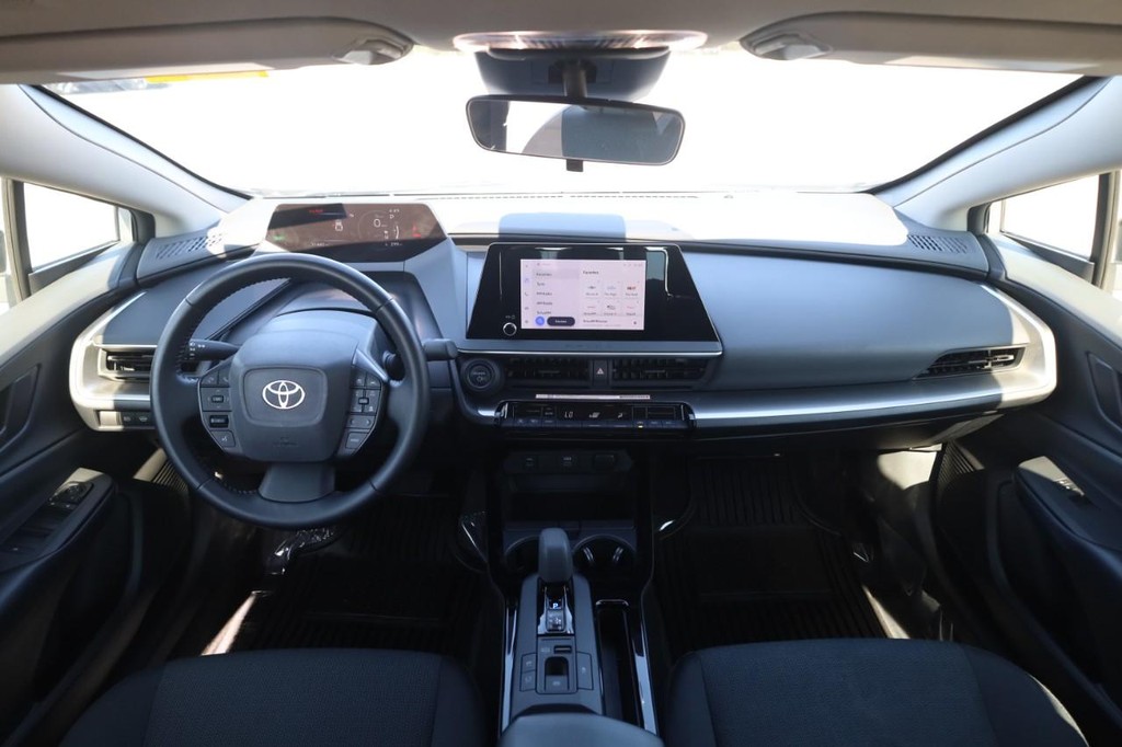 Toyota Prius Vehicle Full-screen Gallery Image 6