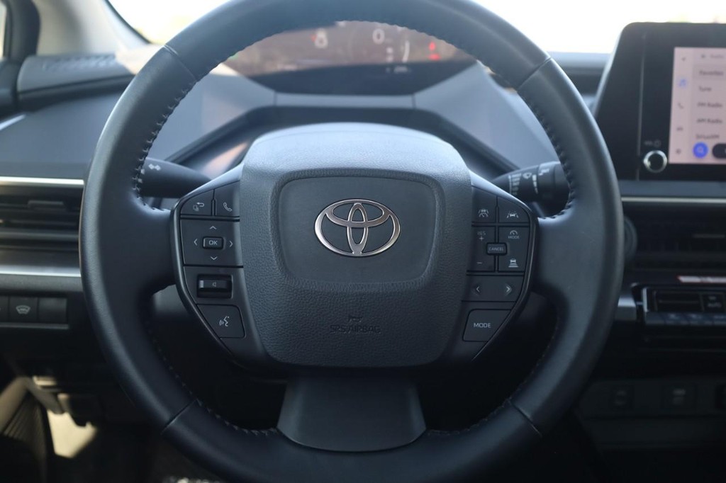 Toyota Prius Vehicle Full-screen Gallery Image 7