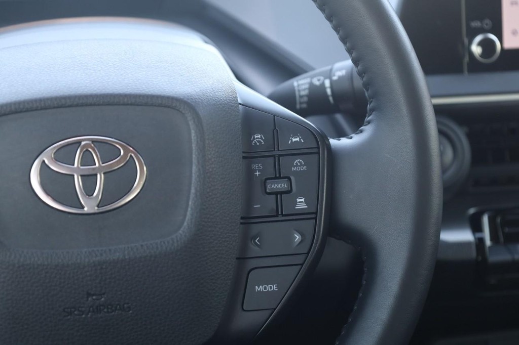 Toyota Prius Vehicle Full-screen Gallery Image 8