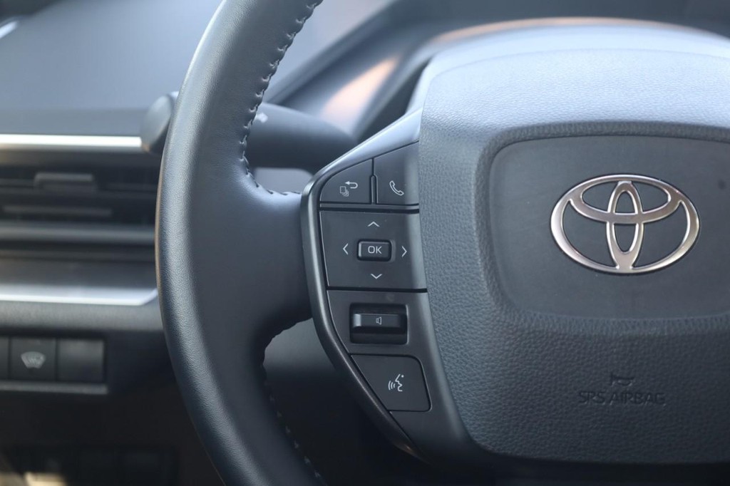 Toyota Prius Vehicle Full-screen Gallery Image 9
