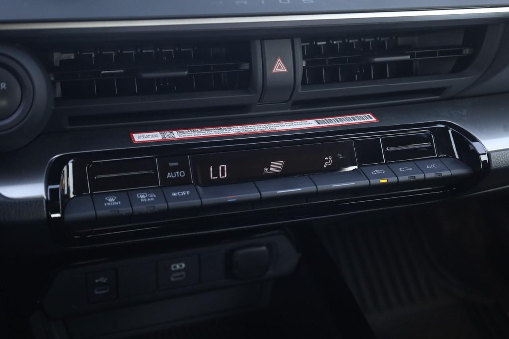 Toyota Prius Vehicle Full-screen Gallery Image 15