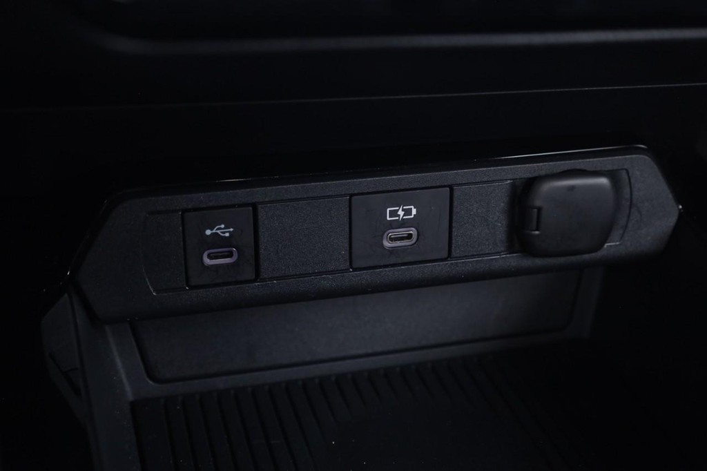 Toyota Prius Vehicle Full-screen Gallery Image 16
