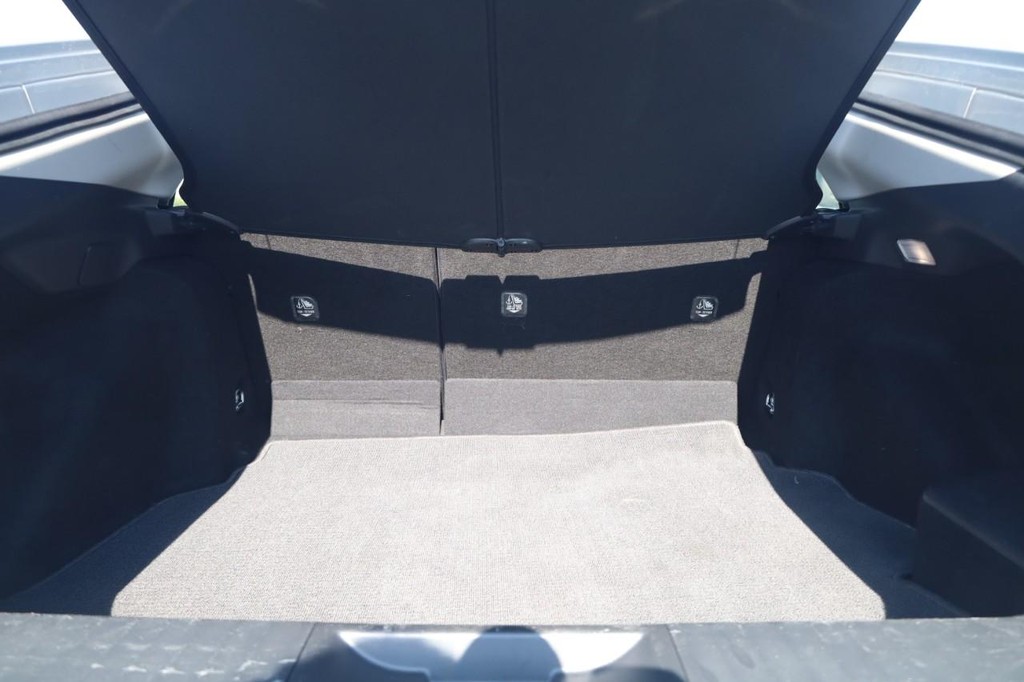 Toyota Prius Vehicle Full-screen Gallery Image 23
