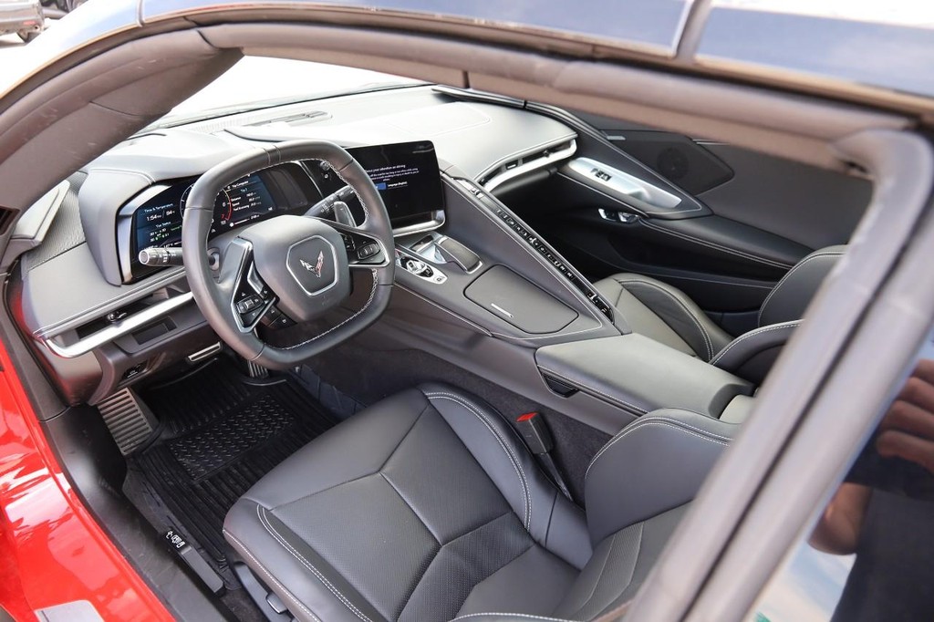 Chevrolet Corvette Vehicle Full-screen Gallery Image 09