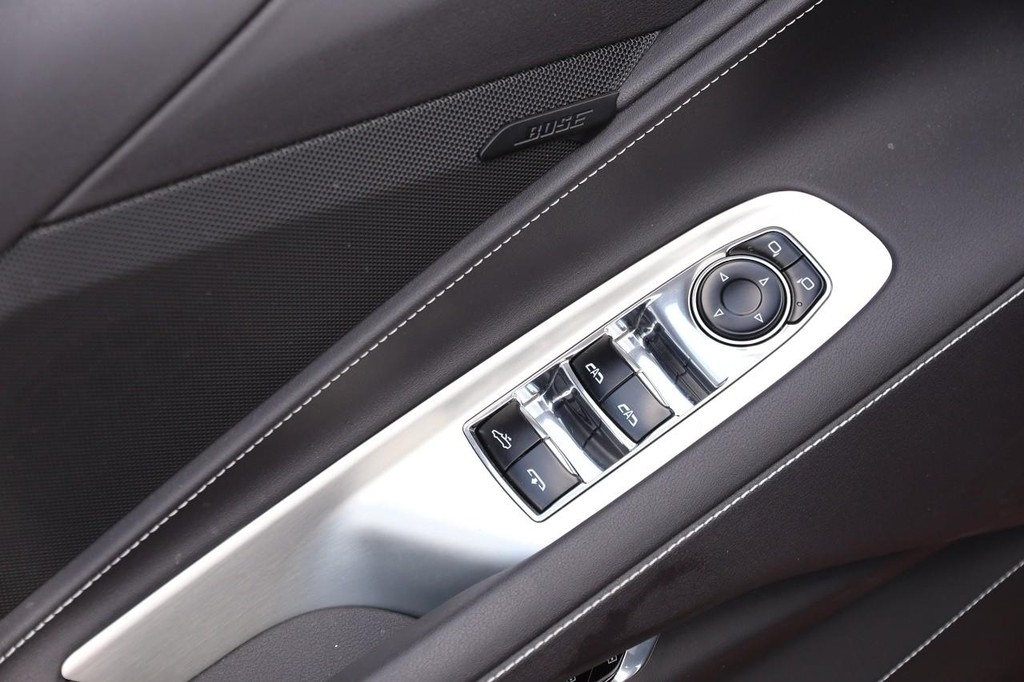 Chevrolet Corvette Vehicle Full-screen Gallery Image 10