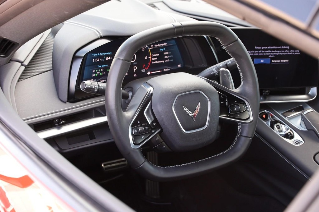 Chevrolet Corvette Vehicle Full-screen Gallery Image 11