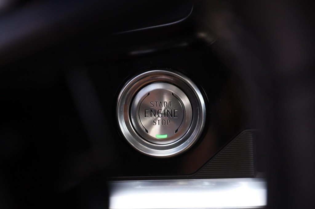 Chevrolet Corvette Vehicle Full-screen Gallery Image 16