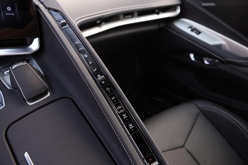 Chevrolet Corvette Vehicle Full-screen Gallery Image 20
