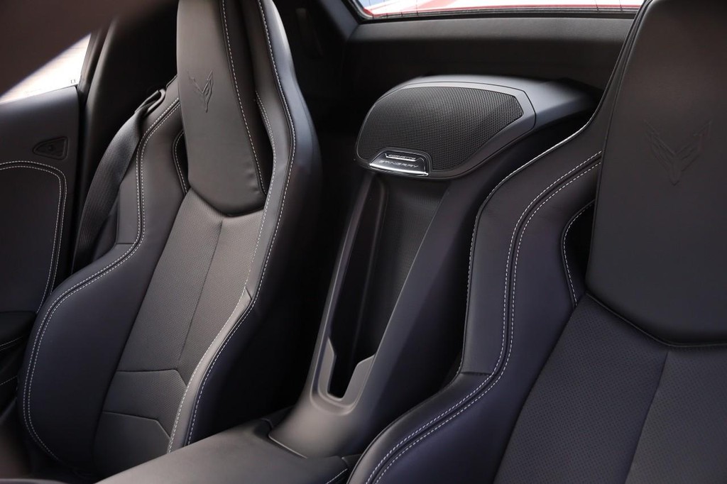 Chevrolet Corvette Vehicle Full-screen Gallery Image 23