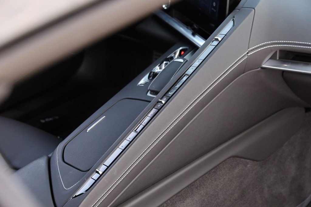 Chevrolet Corvette Vehicle Full-screen Gallery Image 25