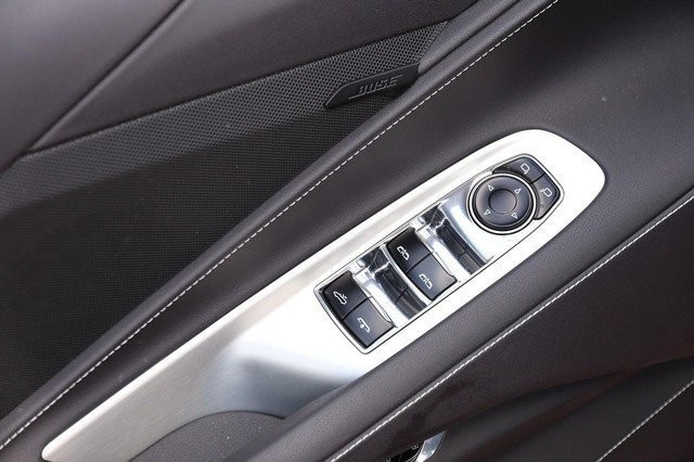 Chevrolet Corvette Vehicle Full-screen Gallery Image 10