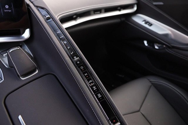 Chevrolet Corvette Vehicle Full-screen Gallery Image 20