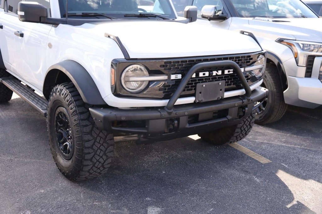 Ford Bronco Vehicle Full-screen Gallery Image 02